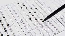 En svart penna på ett formulär med cirklar och siffror.