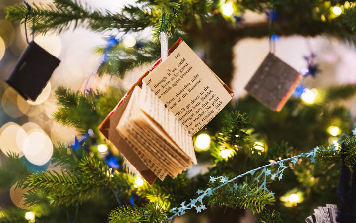 Små böcker hänger som dekoration i julgranen.