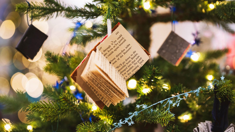 Små böcker hänger som dekoration i julgranen.