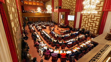 Kommunfullmäktige sammanträder i Rådssalen i Stockholms stadshus.