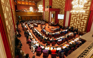 Kommunfullmäktige sammanträder i Rådssalen i Stockholms stadshus.