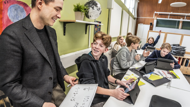 Lärare och elev diskuterar mattetal under en mattelektion.