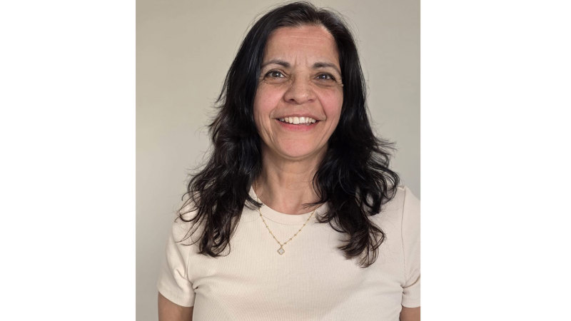 Matsal i skola dekorerad med böcker och teckningar.