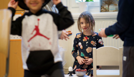 Barn sitter på golv och leker.