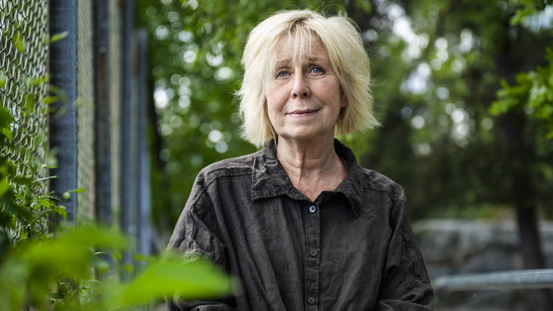 Närbild på kvinna som sitter utomhus.