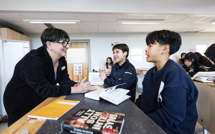 Förstelärare Johanna Sjögren pratar med sina elever i klassrummet.
