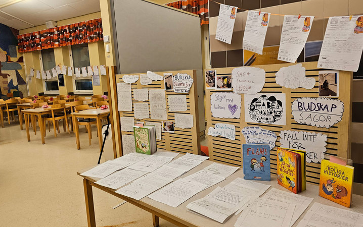 Matsal i skola dekorerad med böcker och teckningar.