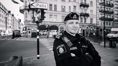Halvporträtt av Ola Åkesson i uniform på gatan.