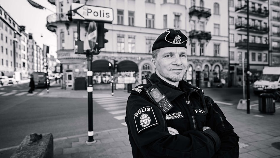 Halvporträtt av Ola Åkesson i uniform på gatan.