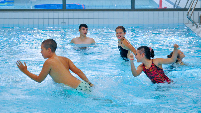 Barn badar i pool