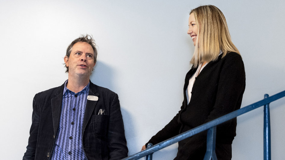 Bild av rektor Patrik Sjöberg och förstelärare Sabine Hanser.