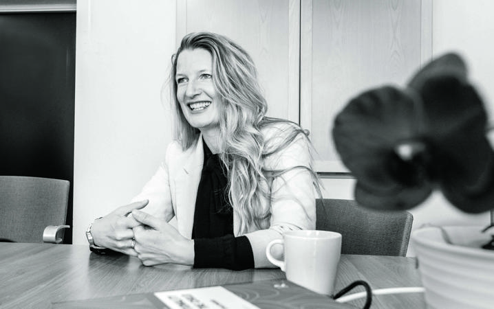 Rebecca Adami sittandes vid ett bord.