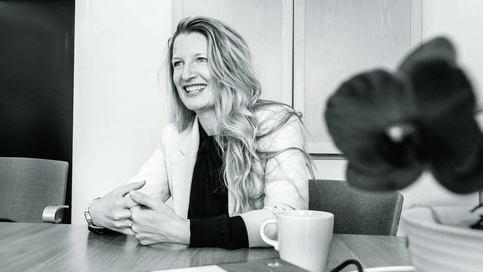 Rebecca Adami sittandes vid ett bord.