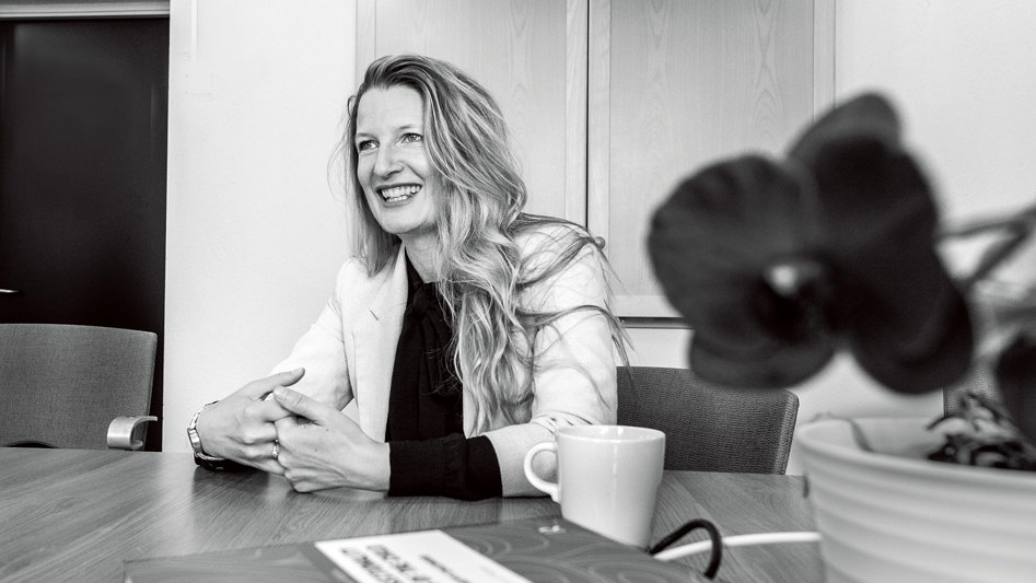 Rebecca Adami sittandes vid ett bord.