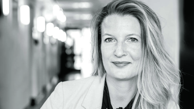 Närbild av Rebecca Adami.