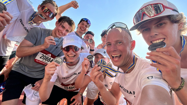 Patrik Mårdh och en grupp elever efter att ha genomfört Stockholm maraton