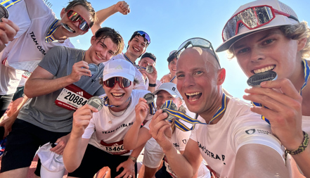 Patrik Mårdh och en grupp elever efter att ha genomfört Stockholm maraton