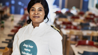 Kvinna med texten 
