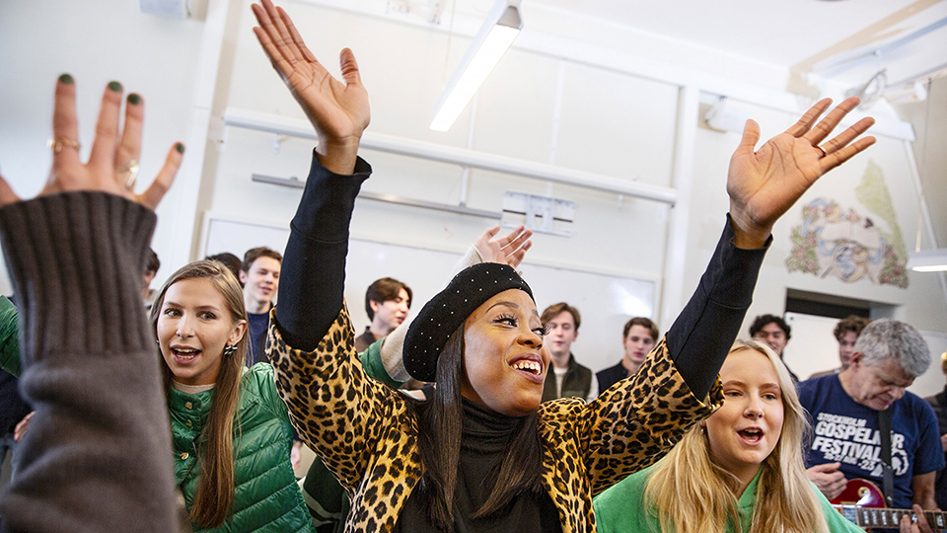 Glada personer dansar och viftar med armarna