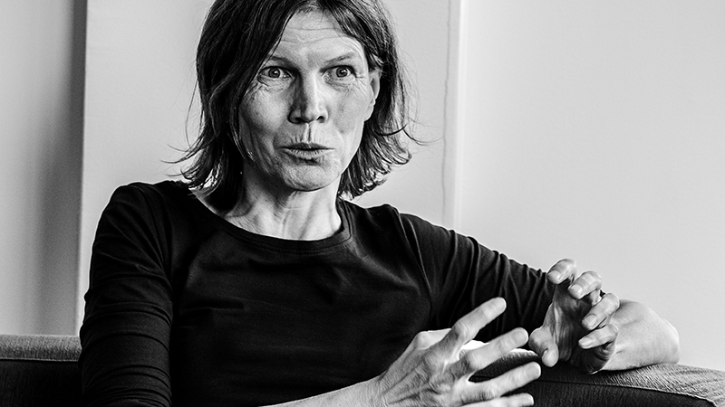 Svartvit bild på kvinna som engagerat gestikulerar.